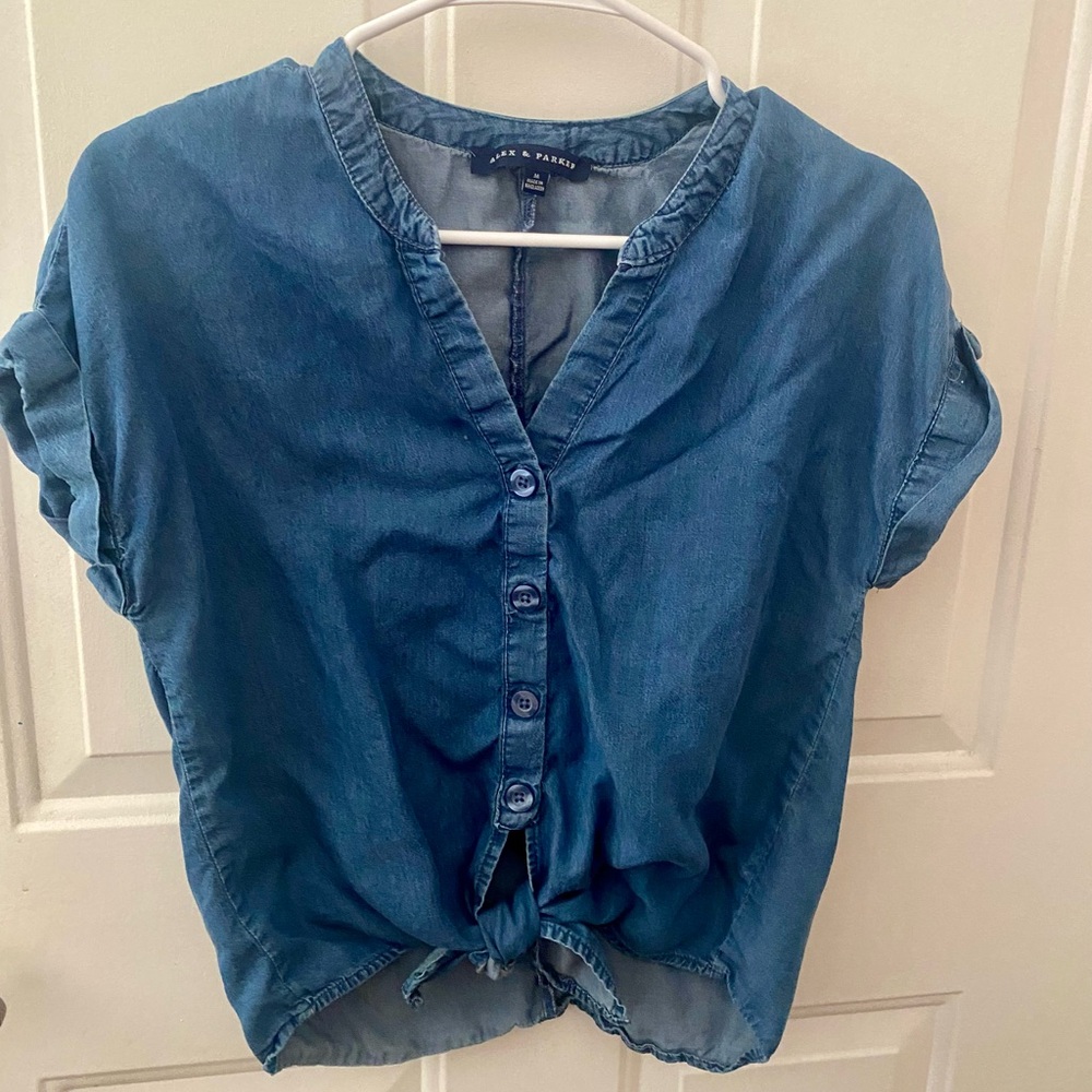 Alex & Parker chambray button down frontal tie blouse. Size Medium 💯 tencel.